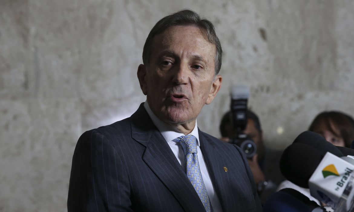 General Floriano Peixoto deixa a Secretaria-Geral para assumir a presidência dos Correios, substituindo Juarez Cunha.