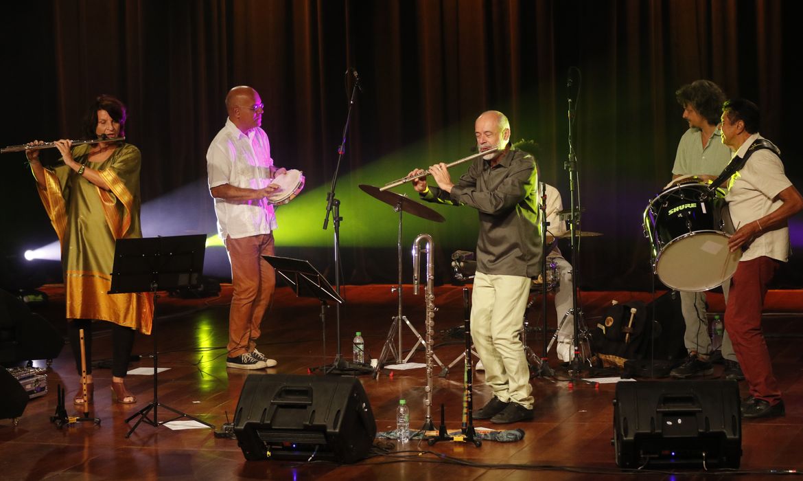 Rio de Janeiro (RJ), 20/04/2023 - Apresentação do grupo Carlos Malta e Pife Muderno comemora os 100 anos da Rádio MEC, da Empresa Brasil de Comunicação (EBC), no Teatro da Caixa Nelson Rodrigues. Foto: Fernando Frazão/Agência Brasil