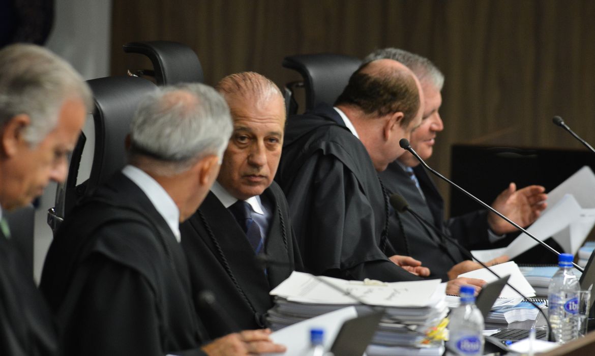 Os ministros do Tribunal de Contas da União (TCU) decidem manter o ministro Augusto Nardes na relatoria das contas de 2014 do governo federal