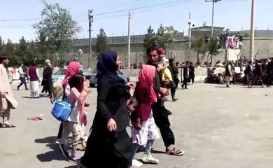 Shots fired as Taliban control crowd of Afghans outside Kabul airport