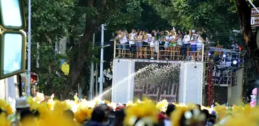 Blocos de carnaval agitam foliões em Salvador