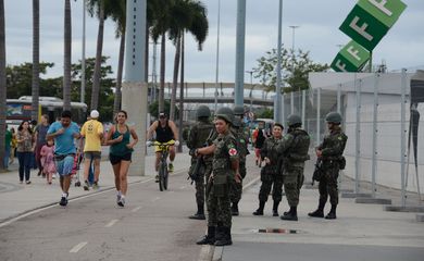Rio de Janeiro - Militares no entorno do Estádio do Maracanã durante teste de segurança para cerimônia de abertura dos Jogos Rio 2016  (Fernando Frazão/Agência Brasil) 