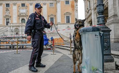 Roma - policial e cão farejador vasculham área de segurança em torno do Capitólio, em Roma, onde serão celebrados os 60 anos do Tratado de Roma, que deu origem à União Europeia