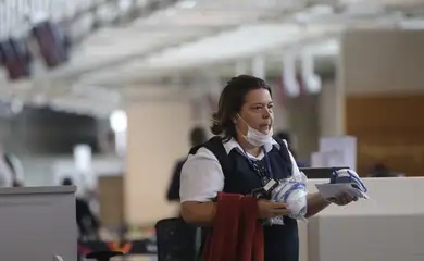 Passageiros e funcionários circulam vestindo máscaras contra o novo coronavírus (Covid-19) no Aeroporto Internacional Tom Jobim- Rio Galeão