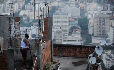 Moradores do pico do morro Santa Marta protestam com faixas contra remoção de casas no lançamento da campanha Linha de Frente: Defensores de Direitos Humanos (Fernando Frazão/Agência Brasil)