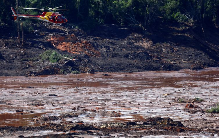 A rescue helicopter searches for victims after a tailings dam owned by Brazilian miner Vale SA burst, in Brumadinho, Brazil January 27, 2019. REUTERS/Adriano Machado