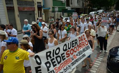 Manifestantes fazem passeata em protesto contra aumento da violência e por mais policiamento nas ruas do Rio de Janeiro 