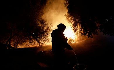 Bombeiro trabalha no combate a incêndio em Quillón, no Chile