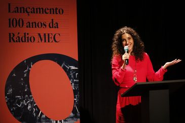 Rio de Janeiro (RJ), 20/04/2023 - A diretora de Conteúdo e Programação da Empresa Brasil de Comunicação (EBC), Antonia Pellegrino, na comemoração dos 100 anos da Rádio MEC, no Teatro da Caixa Nelson Rodrigues. Foto: Fernando Frazão/Agência Brasil