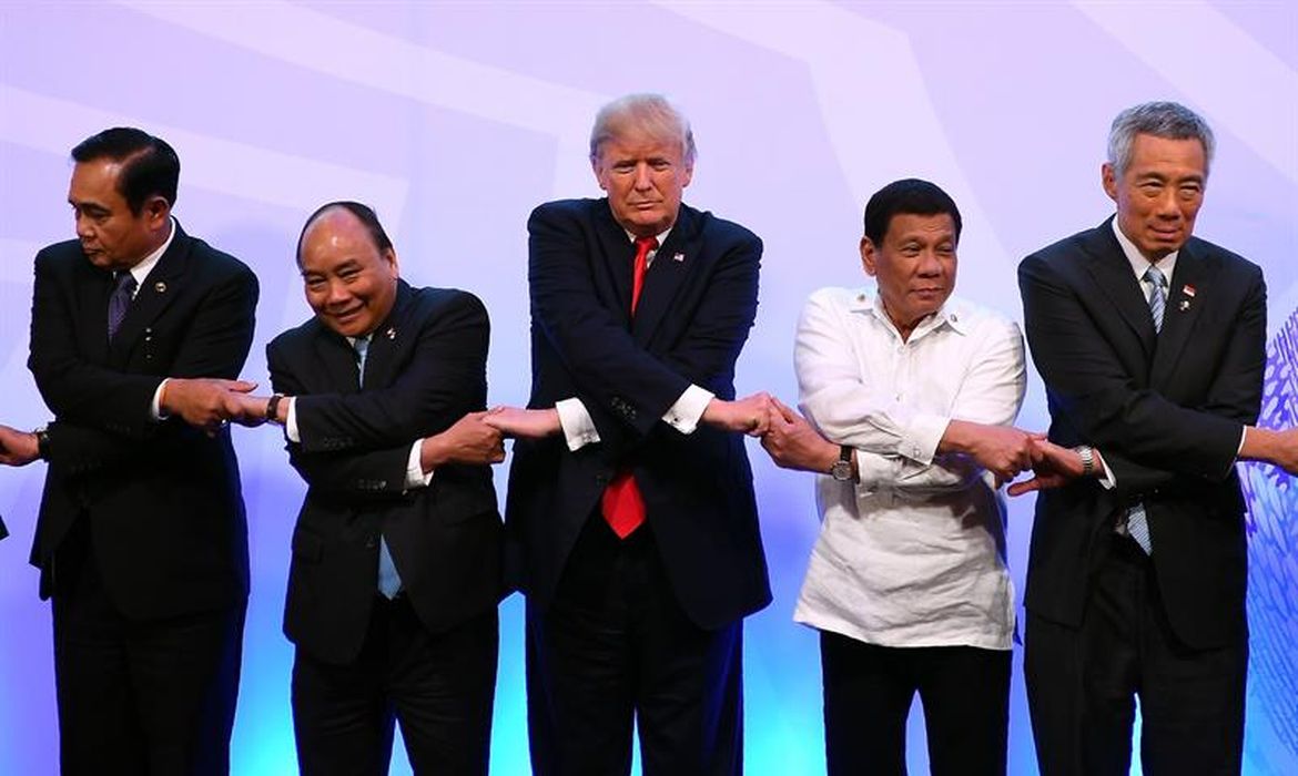 Da esquerda para a direita, os primeiros-ministros tailandês, Prayut Chan-O-Cha; do Vietnam, Nguyen Xuan Phuc; os presidentes dos Estados Unidos, Donald Trump; das Filipinas, Rodrigo Duterte; e o primeiro-ministro de Cingapura, Lee Hsien