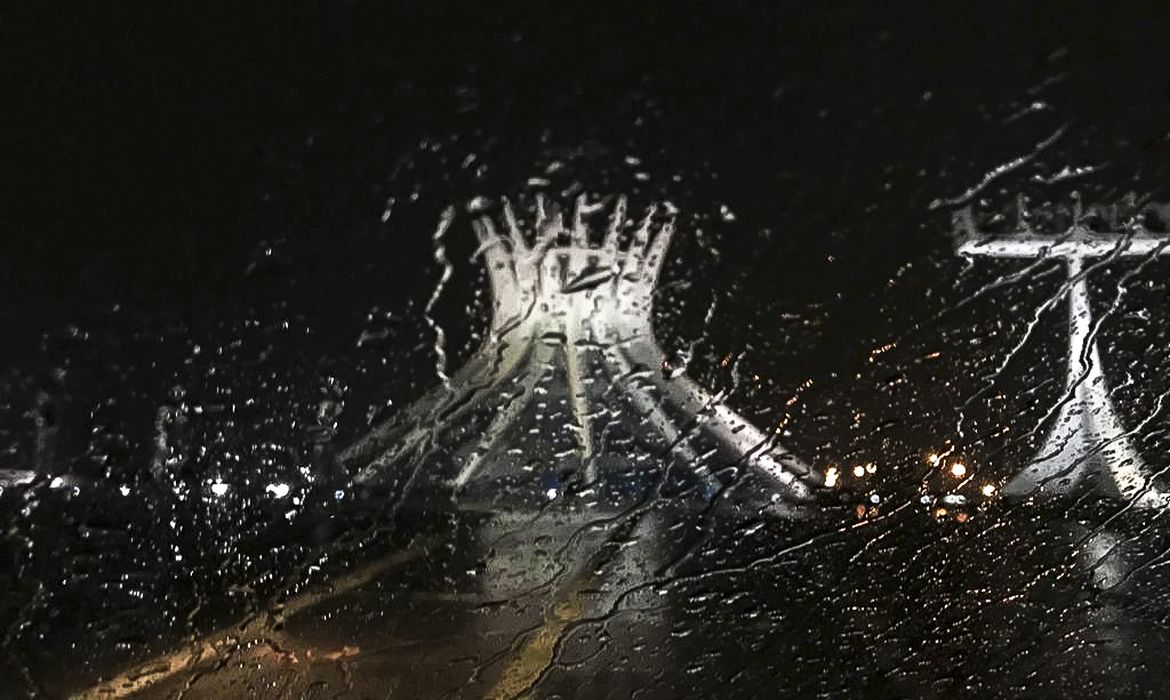 Chuva em Brasília na noite desta segunda-feira
