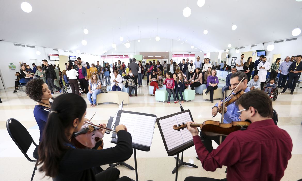  A Orquestra Sinfônica do Teatro Nacional se apresenta no Hospital da Criança de Brasília como parte do projeto Concertos da Saúde.  