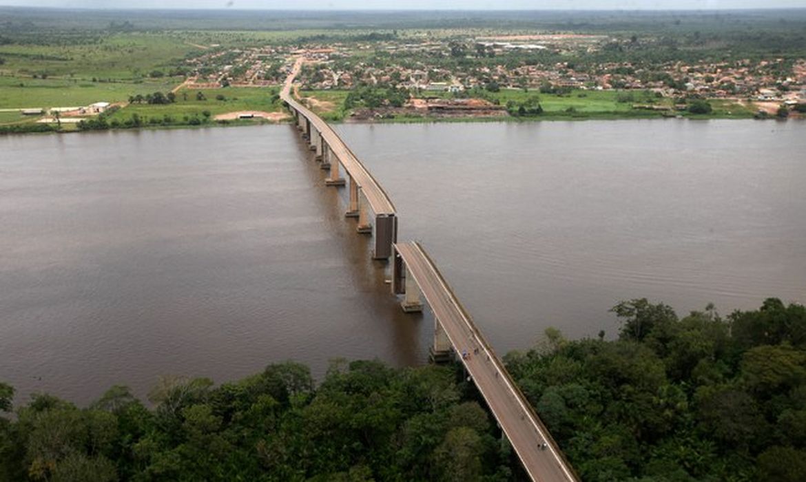 Balsa atinge pilastra e derruba ponte sobre rio que liga Belém ao interior do Pará