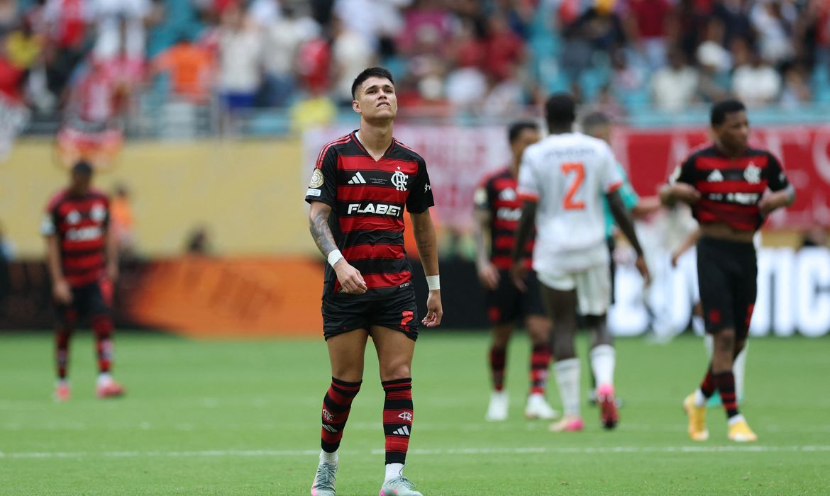 Soccer Football - FIFA Club World Cup - Round of 16 - Flamengo v Bayern Munich - Hard Rock Stadium, Miami Gardens, Florida, U.S. - June 29, 2025 Flamengo's Luiz Araujo looks dejected after the match Reuters/Hannah Mckay/Proibida reprodução