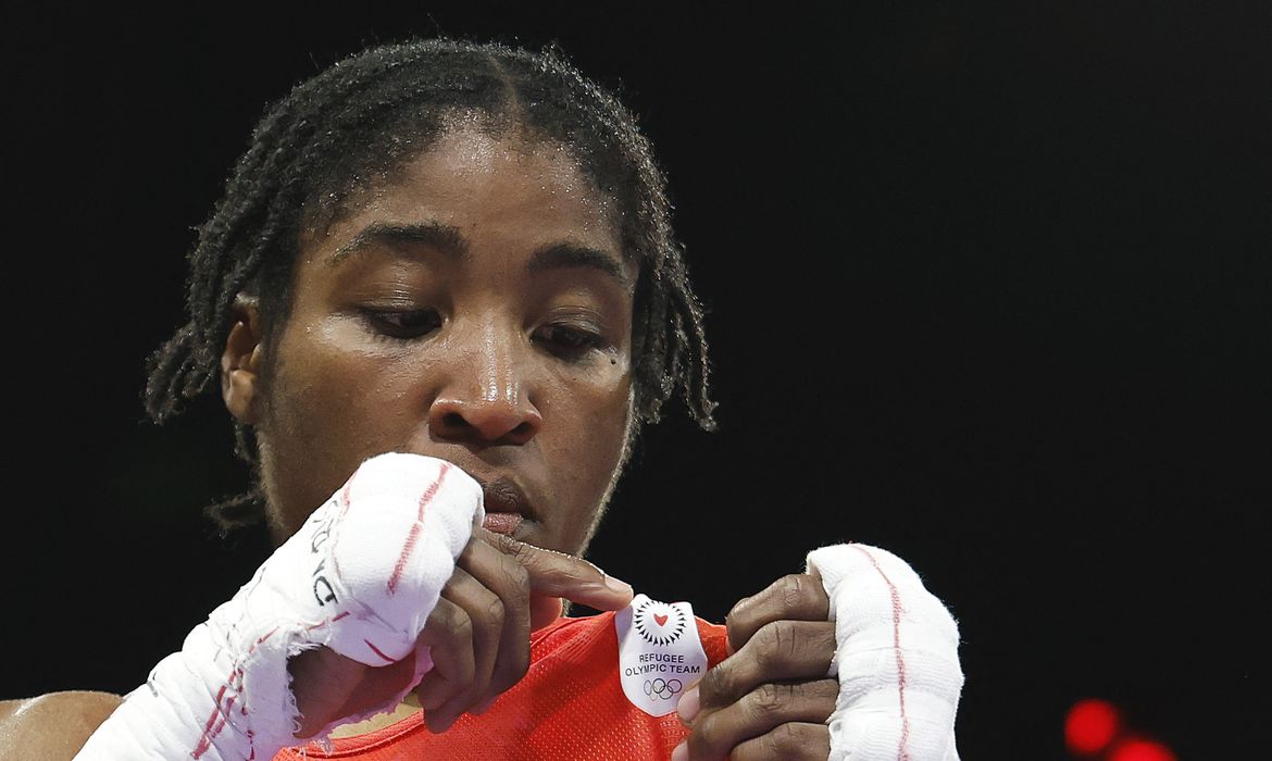 Paris 2024 Olympics - Boxing - Women's 75kg - Quarterfinal - North Paris Arena, Villepinte, France - August 04, 2024. Cindy Winner Djankeu Ngamba of Refugee Olympic Team reacts after winning her fight against Davina Michel of France. Reuters/Peter Cziborra/Proibida reprodução