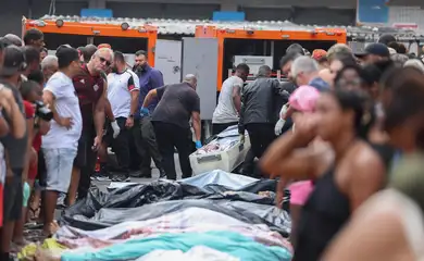 Rio de Janeiro (RJ), 29/10/2025 - Dezenas de corpos são trazidos por moradores para a Praça São Lucas, na Penha, zona norte do Rio de Janeiro. Operação Contenção.
Foto: Tomaz Silva /Agência Brasil