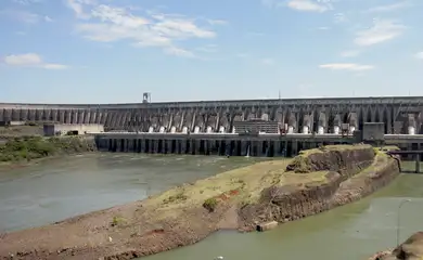 Foz do Iguaçu (PR), 02/01/2025 – Vista da hidrelétrica de Itaipu Binacional, a hidrelétrica foi criada em 26 de abril de 1973 e regida em igualdade entre Brasil e Paraguai.
A usina está localizada no Rio Paraná, no trecho de fronteira entre o Brasil e o Paraguai, 14 km ao Norte da Ponte da Amizade, nos municípios de Foz do Iguaçu, no Brasil, e Hernandarias, no Paraguai. 
Foto: Joédson Alves/Agência Brasil