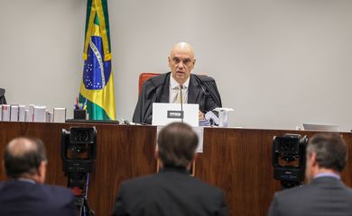 Brasília (DF), 10/06/2025 - O ex presidente Jair Bolsonaro (c) durante depoimento da 1 turma do STF.
O ministro do Supremo Tribunal Federal (STF) Alexandre de Moraes começa a ouvir os réus do núcleo 1 na ação da trama golpista, os interrogatórios ocorrerão presencialmente na sala de julgamentos da primeira turma da corte
Foto: Valter Campanato/Agência Brasil