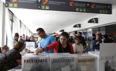 México: eleições presidenciais. Eleitores depositam sua cédula de voto durante a eleição presidencial na Cidade do México.
