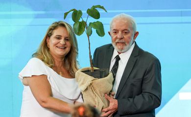 Brasília (DF) 25/04/2024 – O presidnte Luiz Inãcio Lula da Silva (d) recebe uma muda de arvore da presidente da Embrapa Silvia Massruhá (e) durante cerimônia de Comemoração de Aniversário da Embrapa 50+
Foto: José Cruz/Agência Brasil