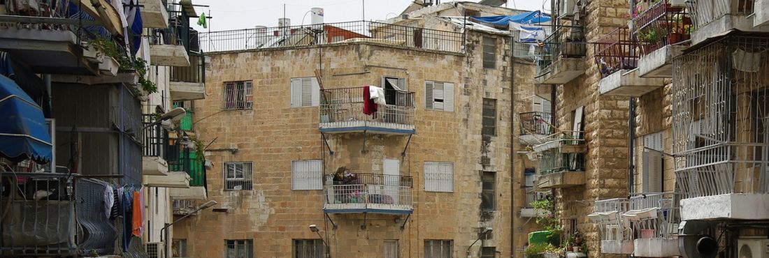 Em Israel, há 15 anos a legislação determina que todos os imóveis do país mantenham um quarto de segurança, que deve ser usado como abrigo antiaéreo.