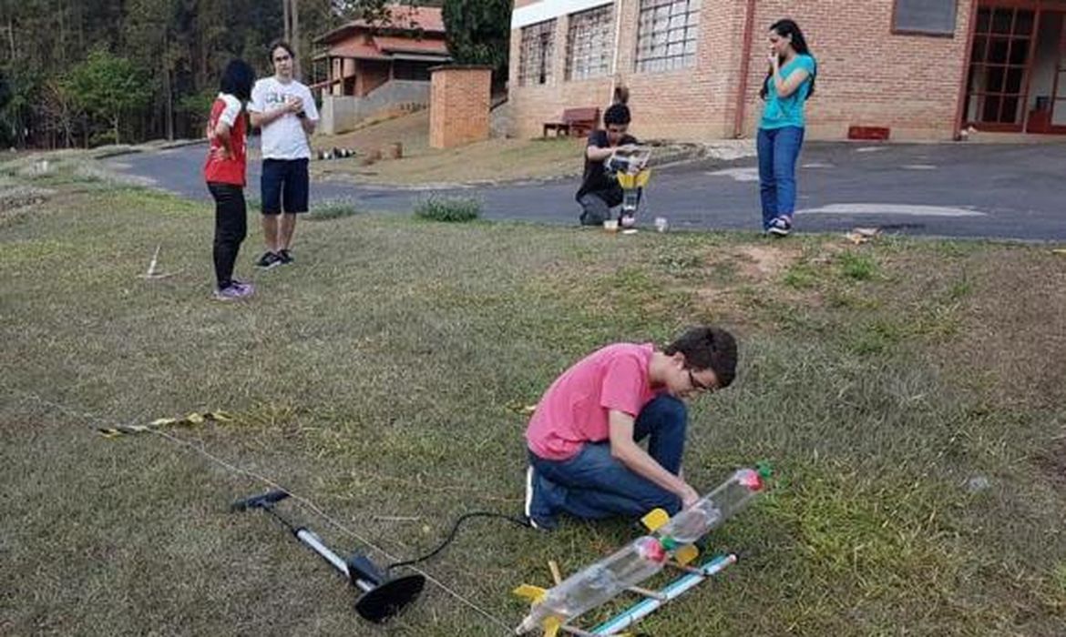 Em evento promovido pela Olimpíada Brasileira de Astronomia e Astronáutica estudantes preparam lançamento de foguetes de garrafas pet 