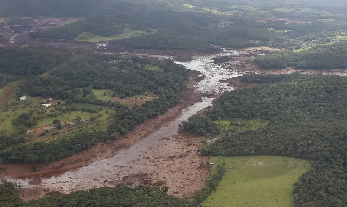  O Presidente da República, Jair Bolsonaro, durante sobrevoo da  região atingida pelo rompimento da barragem Mina Córrego do Feijão, em Brumadinho/MG.

