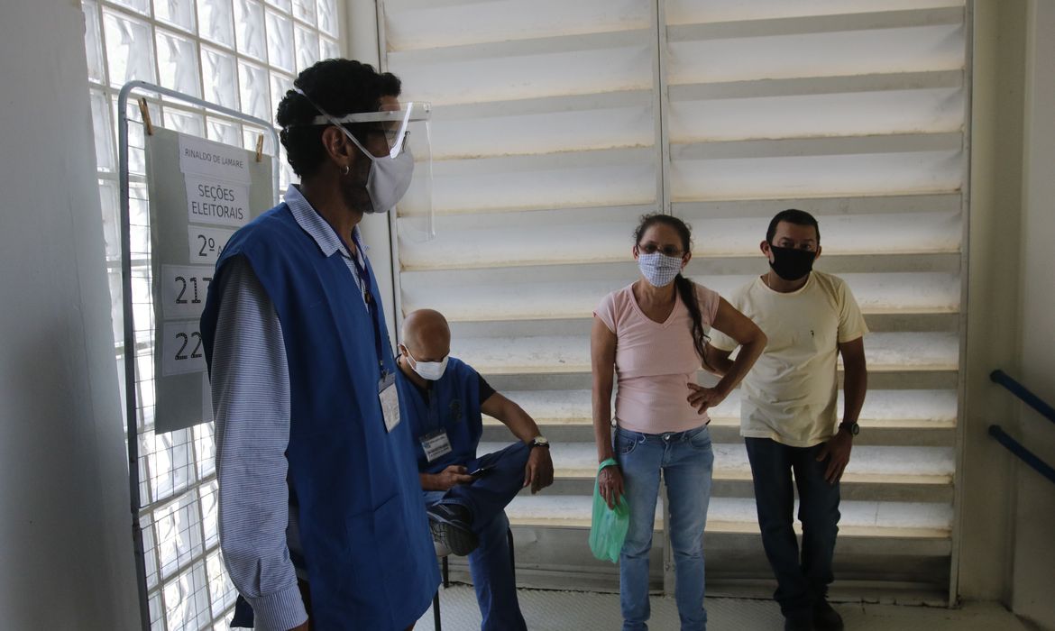 Eleitores votam seguindo protocolos de prevenção à pandemia do coronavírus (covid-19) na Rocinha.