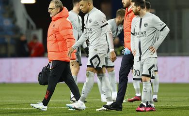 Atacante Kylian Mbappé deixa o campo após sentir lesão na coxa, em Montpellier, França