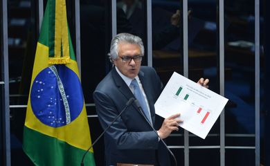 Brasília - O senador Ronaldo Caiado fala durante sessão plenária para decidir sobre a admissibilidade do processo de impeachment da presidenta Dilma Rousseff (Antonio Cruz/Agência Brasil)