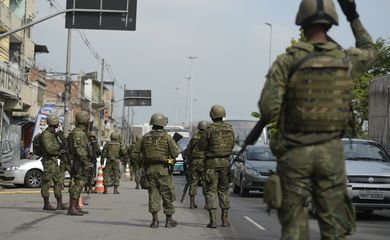 Forças Armadas e policiais fazem operações na comunidade da Gardênia Azul, região de Jacarepaguá, na zona oeste do Rio de Janeiro.