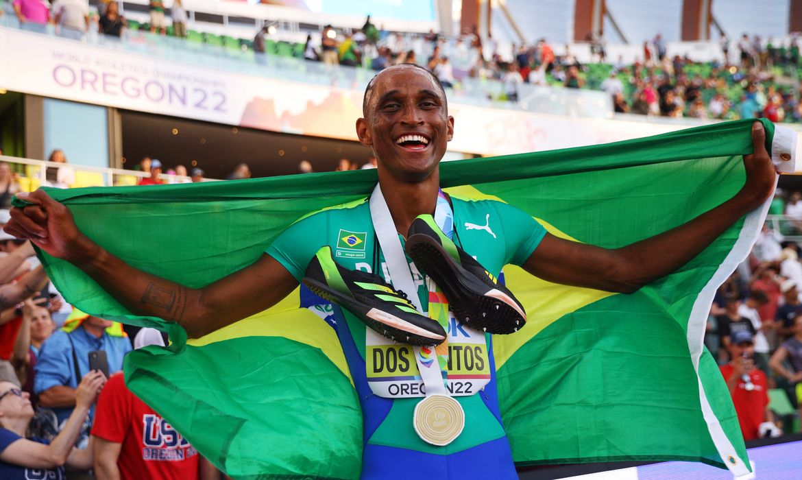 Alison dos Santos comemora medalha de ouro nos 400m metro com barreiras no Mundial de Atletismo no Oregon, nos Estados Unidos