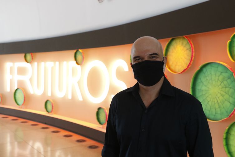 O curador da mostra, Leonardo Menezes, na Exposição Futuros - Tempos Amazônicos no Museu do Amanhã, no Rio de Janeiro