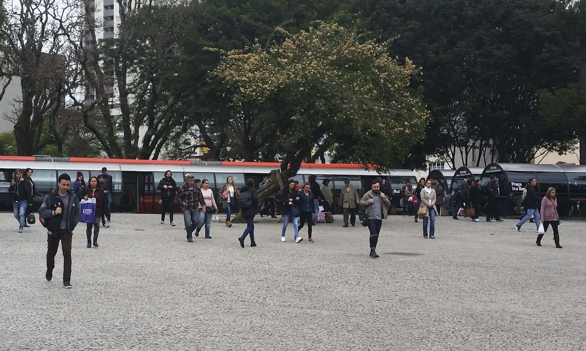 Estações-Tubo na Praça Rui Barbosa, em Curitiba. Modelo de transporte da cidade é referência no país.
