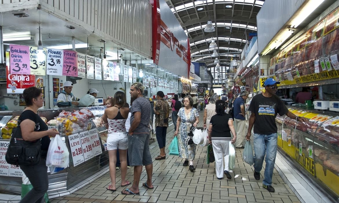 Comércio movimentou R$ 3 trilhões e ocupou 10,7 milhões de pessoas em 2014  | Agência Brasil