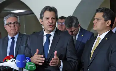 Brasília (DF), 11/02/2025 - Ministro da Fazenda Fernando Haddad, tendo ao lado o presidente do Senado Federal Davi Alcolumbre, o ministro das Relações Institucionais Alexandre Padilha, fala com jornalistas após reunião na residência oficial do Senado. Na reunião, os ministros vão entregar a Alcolumbre a lista dos projetos prioritários do governo federal em tramitação no Congresso e os que ainda serão enviados à Casa. Foto: Antônio Cruz/Agência Brasil