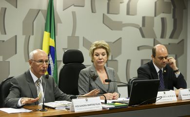 Brasília - O presidente do TST, ministro Ives Gandra Martins Filho, a senadora Marta Suplicy e o procurador-geral do Trabalho, Ronaldo Fleury, durante reunião das comissões de Assuntos Econômicos e de Assuntos Sociais do Senado para debate