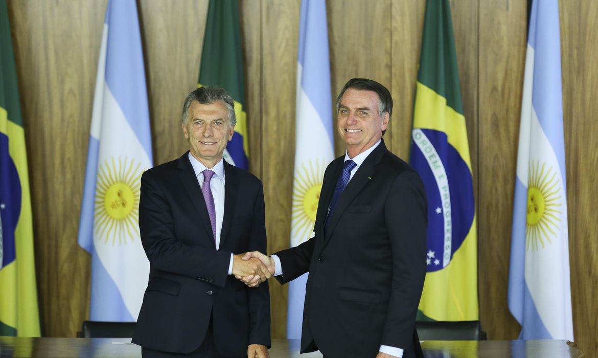 Os presidentes da Argentina, Mauricio Macri e do Brasil, Jair Bolsonaro, participam da cerimônia de assinatura de acordo de  cooperação bilateral no combate ao crime organizado e à corrupção; e nas áreas de energia, espaço e defesa