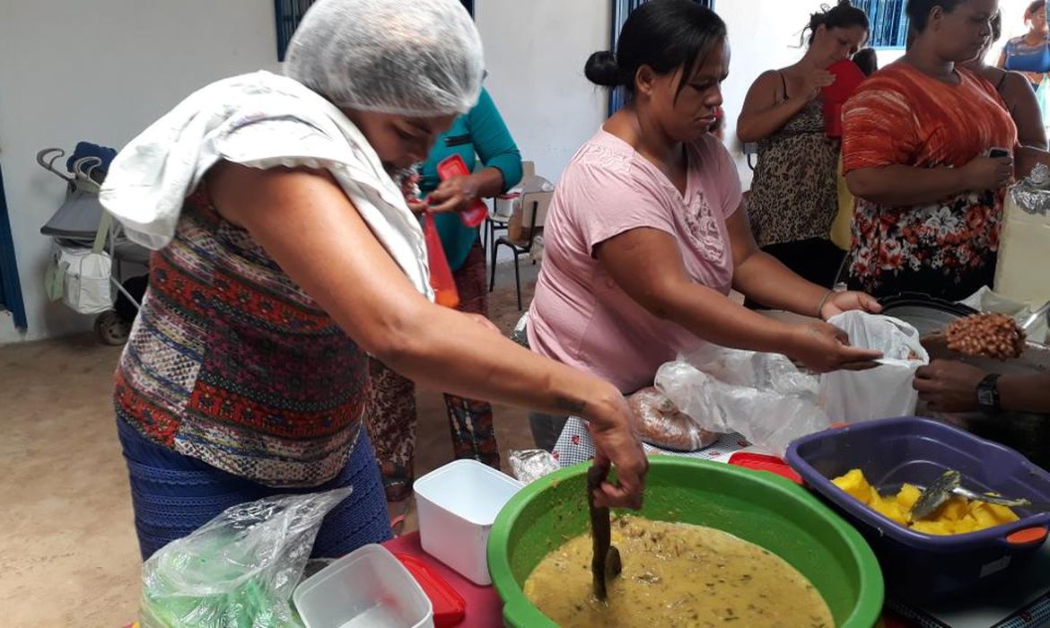 Voluntários do Pamana distribuem comida para famílias de Planaltina