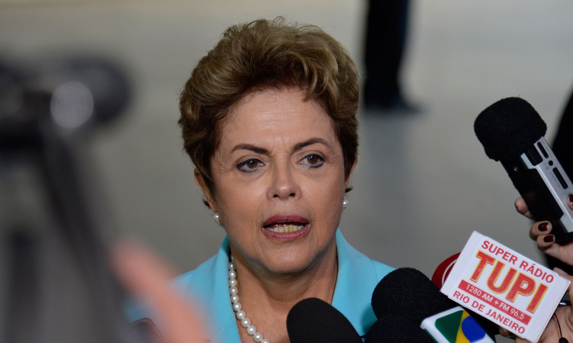 A presidenta Dilma Rousseff fala à imprensa no Palácio Itamaraty (Wilson Dias/Agência Brasil)