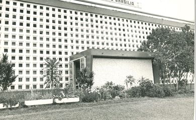 Fachada da entrada do prédio da Rádio Nacional de Brasília (Acervo Arquivo Público do Distrito Federal)