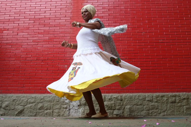 A dançarina Elis Trindade é rainha do Maracatu Ouro do Congo, da família de Solano Trindade, em Embu das Artes.