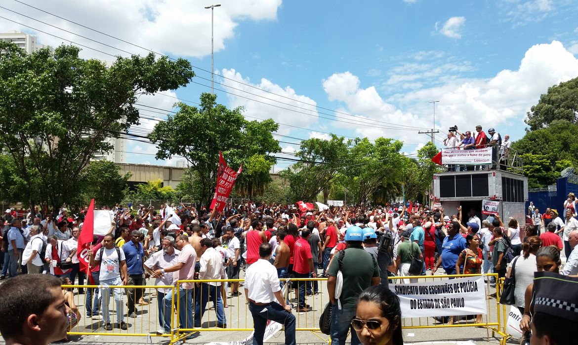 São Paulo - Separados por grades e por policiais militares, grupos a favor e contra o ex-presidente Lula protestam em frente ao Fórum Criminal da Barra Funda, zona oeste paulistana, onde estava marcado depoimento de Lula (Daniel Mello