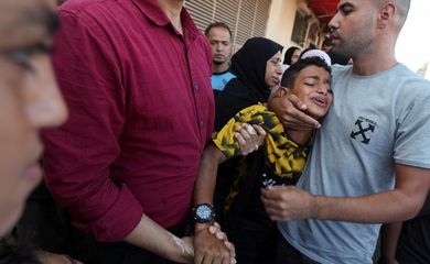 Palestinos lamentam morte por ataques israelenses em Deir Al-Balah, centro de Gaza
 9/10/2024    Reuters/Ramadan Abed/Proibida reprodução