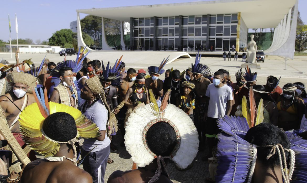 Indígenas descem a esplanada dos ministérios em direção ao STF para a realização de uma vigĺia contra o Marco Temporal