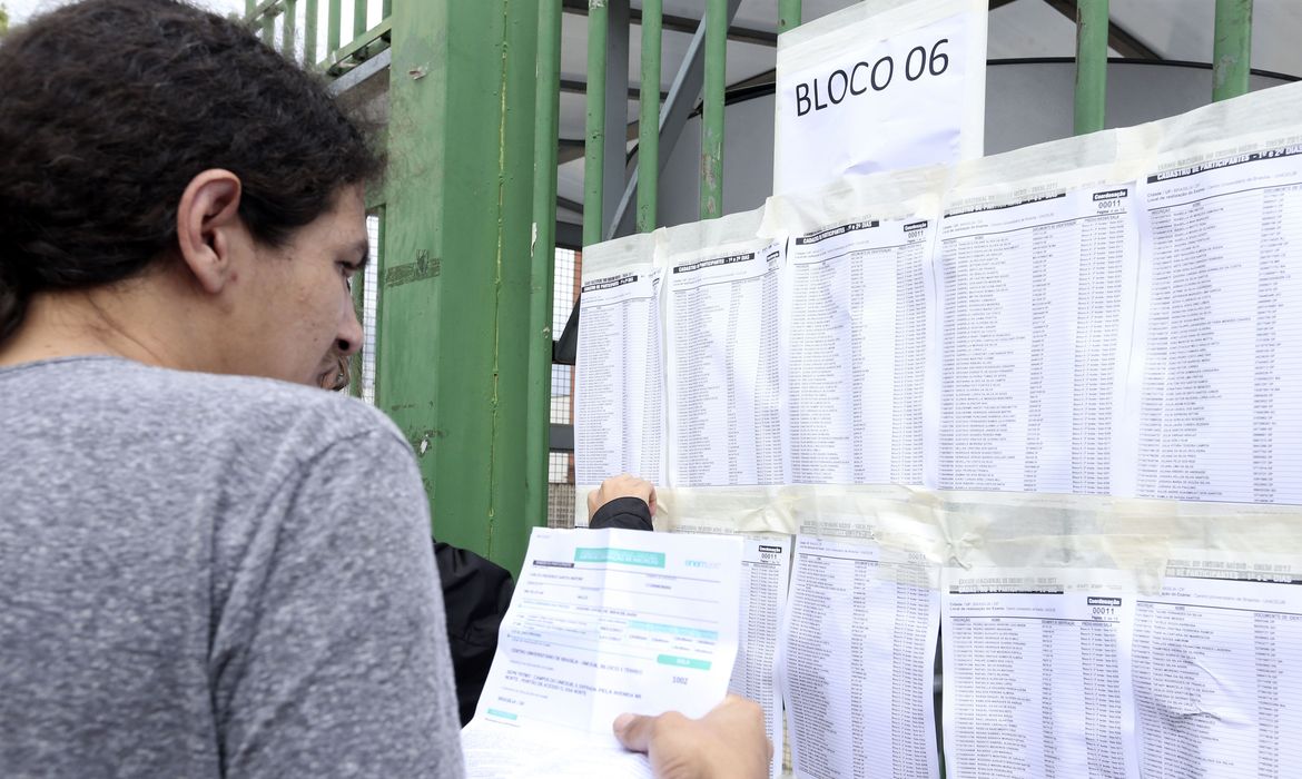 Estudante confere lista do Enem - Foto Valter Campanato-Arquivo Agência Brasil