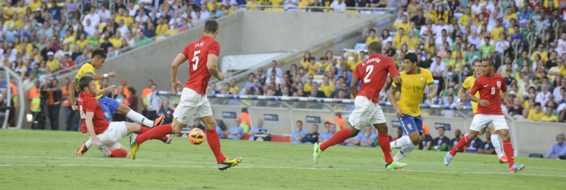 Ataque da seleção brasileira sobre o time inglês
