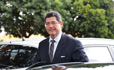 O ministro da Fazenda, Joaquim Lev, chega para reunião do Conselho Monetário Nacional, no ministério (Valter Campanato/Agência Brasil)