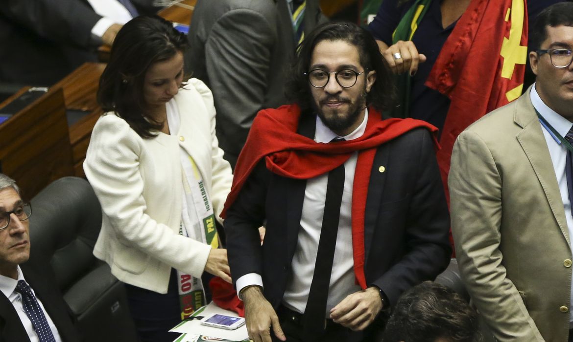 Brasília - O  Deputado Jean Wyllys vota pela não  autorização do processo de impeachment da presidenta Dilma Rousseff, no plenário da Câmara dos Deputados (Marcelo Camargo/Agência Brasil)