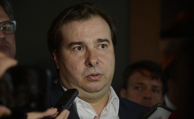  O presidente da Câmara dos Deputados, Rodrigo Maia fala à imprensa, após participar de evento com a Associação Brasileira de Relações Institucionais e Governamentais (ABRIG) na zona sul do Rio. 